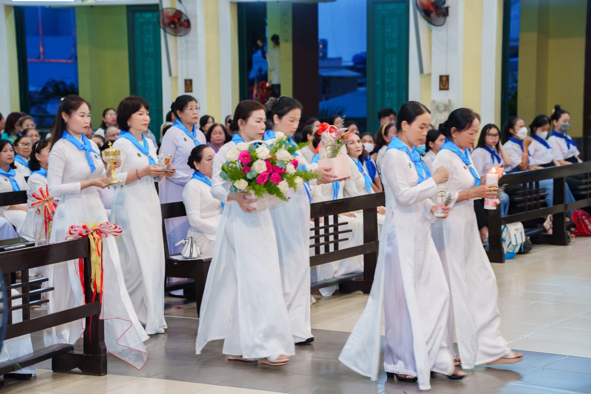 Bóng áo dài nơi thánh đường